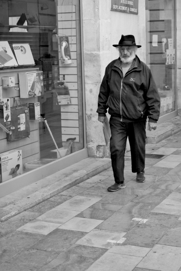 Monsieur age avec chapeau devant vitrine nimes 17 02